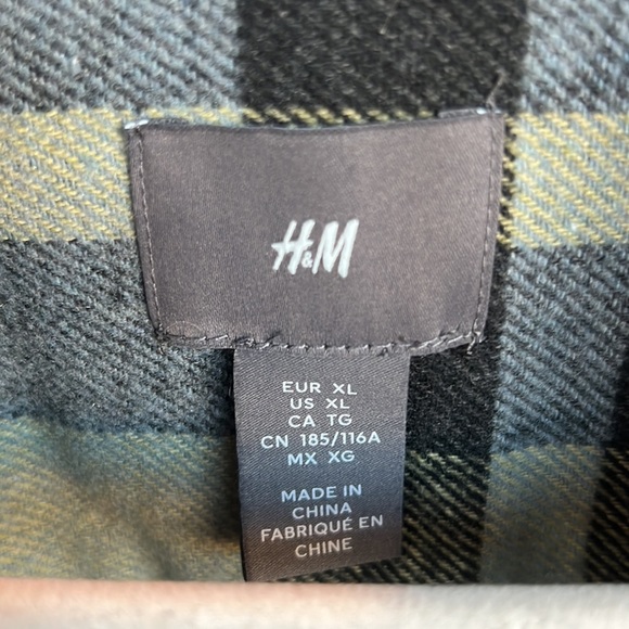 H&M Men’s Flannel. Button down. Pockets. - Picture 2 of 6